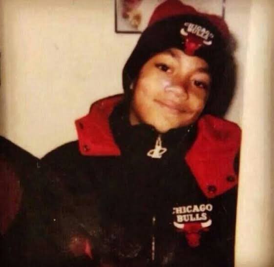 Derrick Rose de niño con el ropa de los Chicago Bulls
