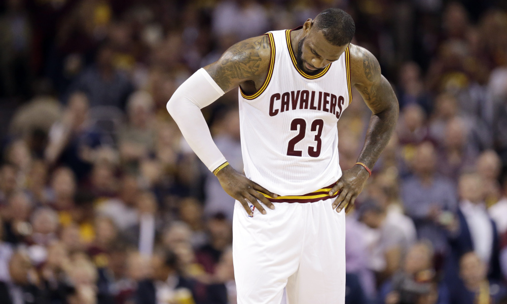 LeBron James triste y cabizbajo