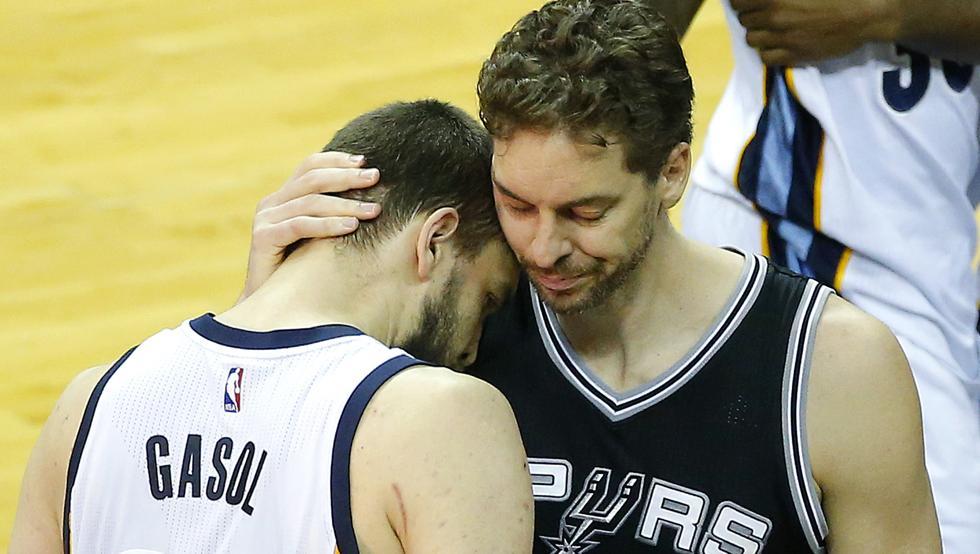 Pau Gasol junto a Marc Gasol visiblemente frustrado o estresado