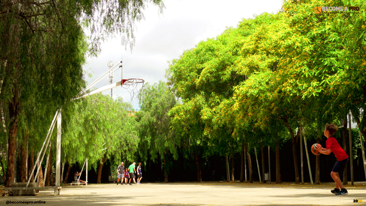 Canastas de baloncesto del Parc Central del Poblenou