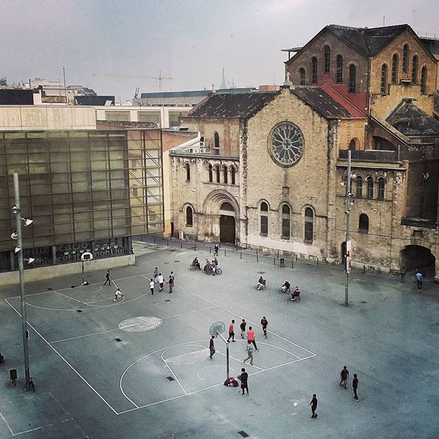 Vista a&eacute;rea cancha baloncesto Valldonzella